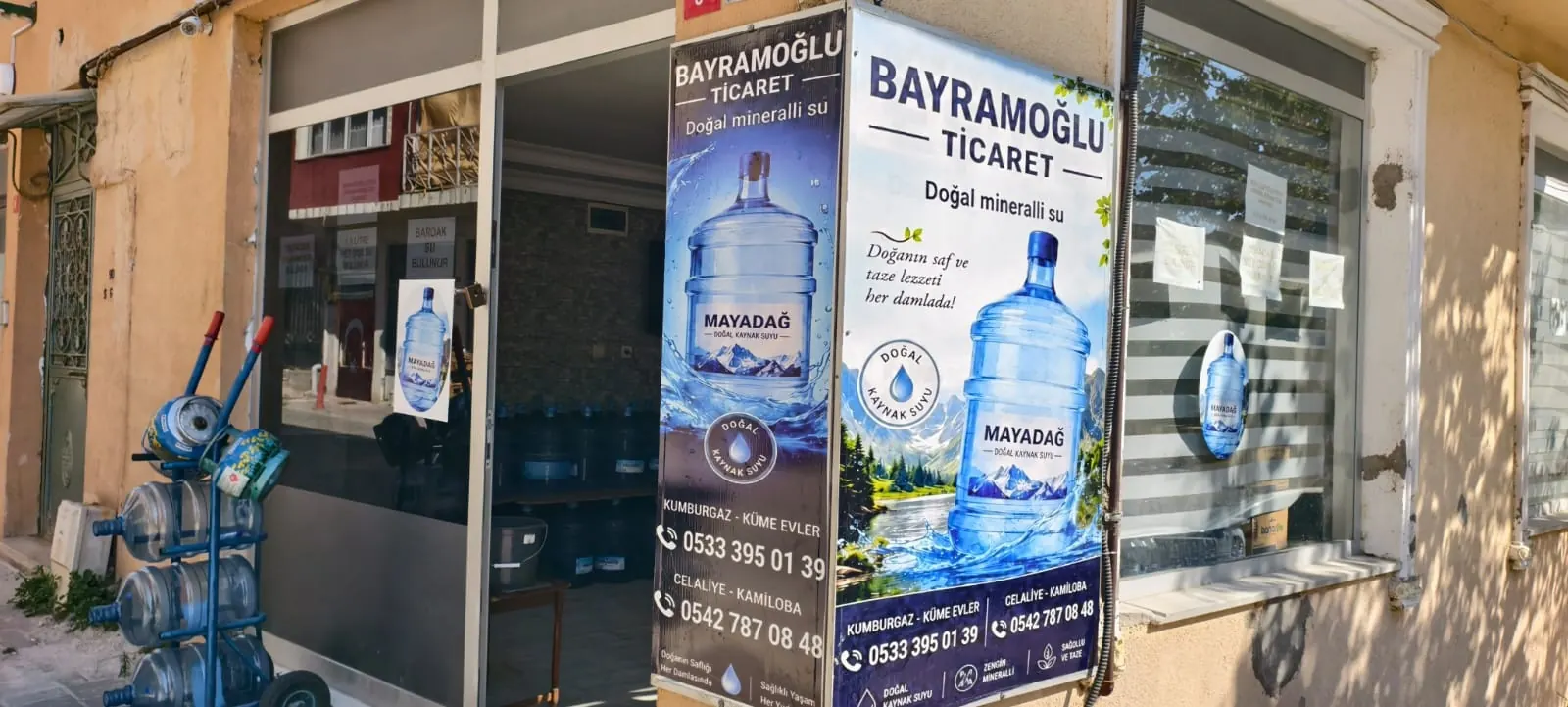 Bayramoğlu Ticaret bayisi, Celaliye Uludere Sokak: Mayadağ afişleri ve damacanalar