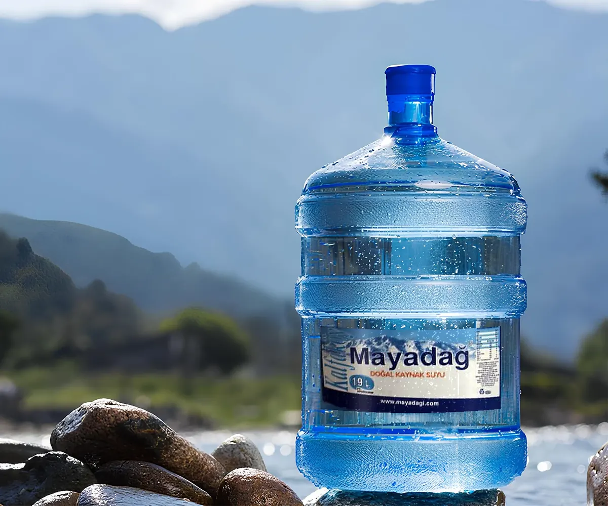 Doğal kaynak suyu ile dolu 19 litre damacana